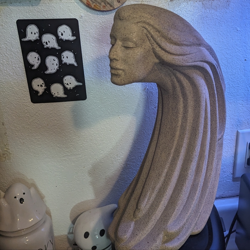 Pending LARGE Woman in the Wind Post Modern Ceramic Vintage Decor Statue - Picture 4 of 9